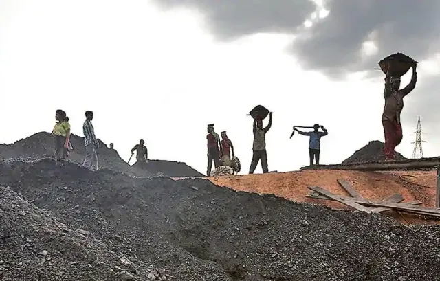 ବରଗଡ଼ରେ ବିଚିତ୍ର ସ୍ଥିତି : କୁଆଡ଼େ ଗଲେ ଶ୍ରମିକ? ବିଲରେ ନାହାନ୍ତି, ଦାଦନ ବି ଯାଇନାହାନ୍ତି