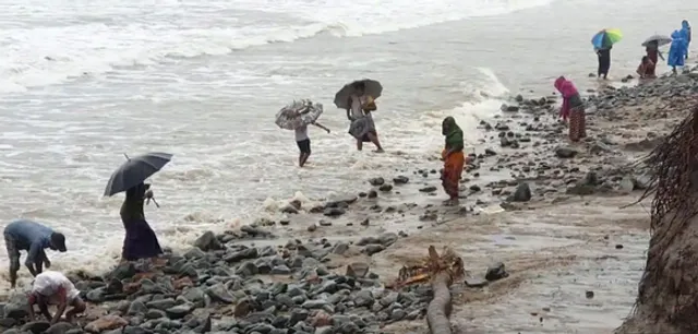 ସମୁଦ୍ର ବାଲିରୁ ମିଳୁଛି ସୁନା । ସଂଗ୍ରହ କରିବାକୁ ବେଳାଭୂମିରେ ଭିଡ ଜମାଉଛନ୍ତି ଶହ ଶହ ଲୋକ