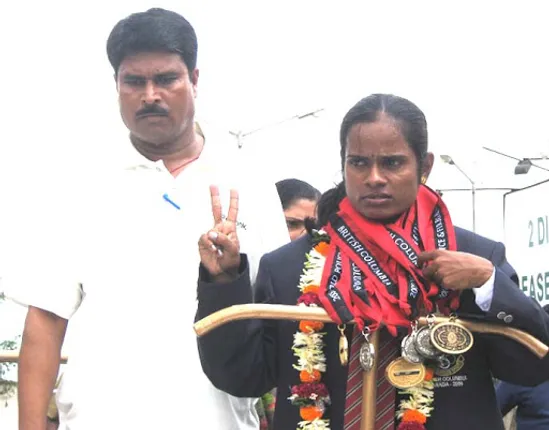 ଧାବିକା ସରସ୍ୱତୀ ଚାନ୍ଦଙ୍କର ନିଆରା ପ୍ରୟାସ । ବିନା ମୂଲ୍ୟରେ ନିଜର ଶ୍ରମ ଦେଇ ଗାଁ ମାଟିରେ ଗଢୁଛନ୍ତି ଆଥଲେଟ୍ ।