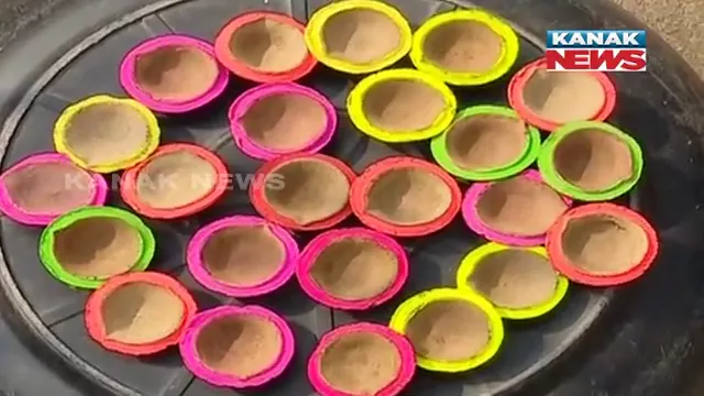 ଆସୁଛି ଆଲୋକର ପର୍ବ । ମାଟି ନୁହେଁ ଗୋବରରେ ଦୀପ ତିଆରି କରୁଛନ୍ତି କାରିଗର, ୟୁଟ୍ୟୁବ ଦେଇଛି ରୋଜଗାର ।