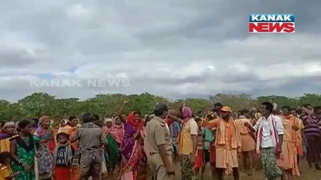 ନିର୍ମାଣଧୀନ ମକା ପ୍ରୋସେସିଂ କାରଖାନାରେ ନଳକୂପ ଖନନକୁ ନେଇ ଅସନ୍ତୋଷ : ପୋଲିସ ଓ ଗ୍ରାମବାସୀଙ୍କ ମଧ୍ୟରେ ତୀବ୍ର ଉତ୍ତେଜନା ; କିଛି ପୋଲିସ କର୍ମଚାରୀ ଓ ଗ୍ରାମବାସୀ ଆହତ