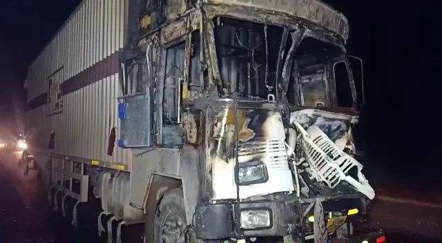 ନୂଆ ବସଷ୍ଟାଣ୍ଡ ନିକଟରେ ହୁ ହୁ ହୋଇ ଜଳିଗଲା କଣ୍ଟେନର : କଣ୍ଟେନରଟି ମହାରାଷ୍ଟ୍ରରୁ କୋଲକାତା ଅଭିମୁଖେ ଯାଉଥିଲା