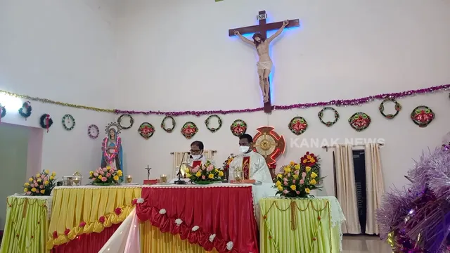 ବଡ଼ ଦିନରେ ଦେଶବ୍ୟାପୀ ଉତ୍ସବର ମାହୋଲ : ବାଇବେଲ ପାଠ ଓ ପ୍ରାର୍ଥନା ପରେ ସମସ୍ତେ ପରସ୍ପରକୁ ଜଣାଇଲେ ଶୁଭେଚ୍ଛା , ପ୍ରଭୁଙ୍କ ପାଦ ଚୁମ୍ବନ କରି ଶ୍ରଦ୍ଧା ନିବେଦନ କଲେ ଖ୍ରୀଷ୍ଟଧର୍ମାବଲମ୍ବୀ ।