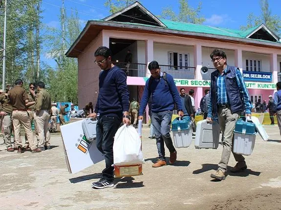 ଜମ୍ମୁ କଶ୍ମୀର ଡିଡିସି ନିର୍ବାଚନ ଫଳାଫଳ ଉପରେ ରହିଛି ନଜର । ବିଜେପିକୁ ପଛରେ ପକାଇ ଆଗରେ ଗୁପକାର ମେଣ୍ଟ । ବିଜେପି ୭୩ ଓ ଗୁପକାର ମେଂଟ ୯୭ଟି ଆସନରେ ଆଗୁଆ