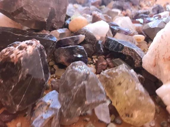 ୧୫୩ କେଜିର ମୂଲ୍ୟବାନ ରତ୍ନ ପଥର ଜବତ । ଚୋରା ଚାଲାଣ ବେଳେ ବିପୁଳ ପରିମାଣର ରତ୍ନ ପଥର ଧରିଲା କ୍ରାଇମବ୍ରାଂଚ ଏସଟିଏଫ