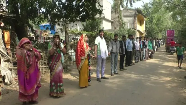 ରାସ୍ତା ଉପରେ ମାନବ ଶୃଂଖଳ: ହଳଦିଆ ପେଟ୍ରୋକେମିକାଲ ଇଂଟିଗ୍ରେଟେଡ୍ ରିଫାଇନାରୀ ପ୍ଲାଂଟ ଓ ସୁବର୍ଣ୍ଣରେଖା ବନ୍ଦର ପ୍ରକଳ୍ପକୁ ଜୋରଦାର ବିରୋଧ