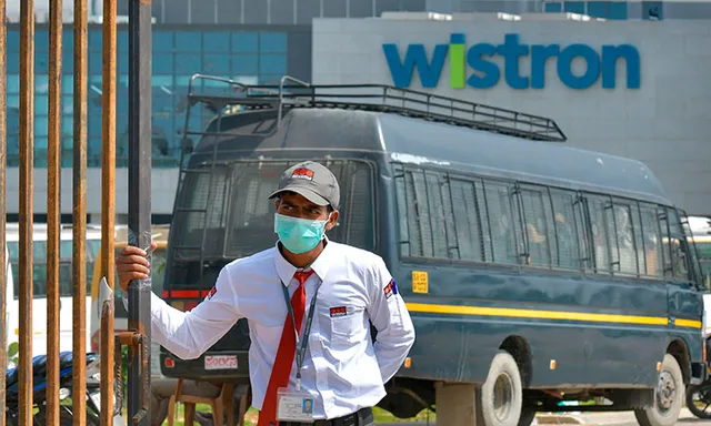 ହିଂସାକାଣ୍ଡ ସମୟରେ କମ୍ପାନୀରୁ ହଜାର ହଜାର ଆଇଫୋନ ଲୁଟ୍ । ୪୪୦ କୋଟି ଟଙ୍କାର କ୍ଷତି ହୋଇଥିବା ଅଭିଯୋଗ କଲା କମ୍ପାନୀ