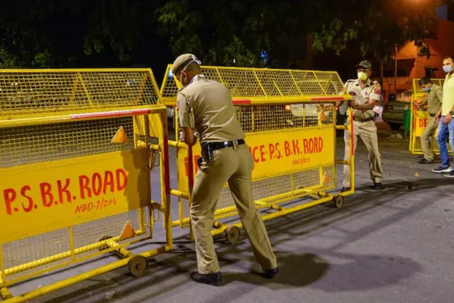 ନୂଆବର୍ଷ ପାଇଁ ଦିଲ୍ଲୀରେ ନାଇଟ୍ କର୍ଫ୍ୟୁ । ଆଜି ଓ ଆସନ୍ତକାଲି ରାତି ୧୧ଟାରୁ ସକାଳ ୬ଟା ଯାଏଁ କଟକଣା । ୫ରୁ ଅଧିକ ଲୋକ ଏକାଠି ହୋଇପାରିବେନି ରୁଣ୍ଡ, ୧୧ଟା ପରେ ଉତ୍ସବ ପାଳନ ମନା