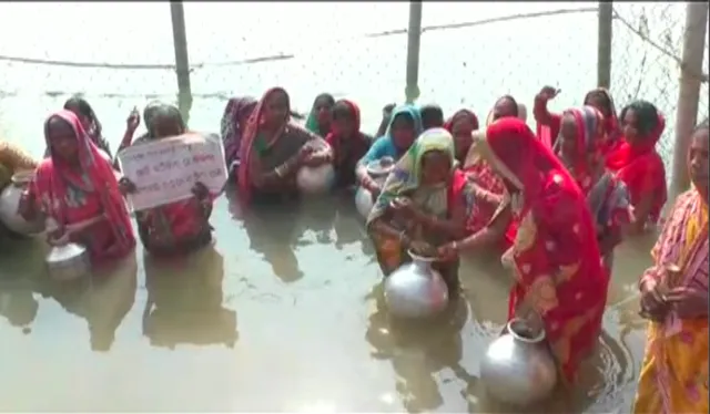 ଜଳ ପାଇଁ ସତ୍ୟାଗ୍ରହ । କେନ୍ଦ୍ରାପଡାରେ ଖରସ୍ରୋତା ନଦୀ ଜଳ ବିବାଦ ନେଇ ମହିଳାଙ୍କ ଜଳ ସତ୍ୟାଗ୍ରହ