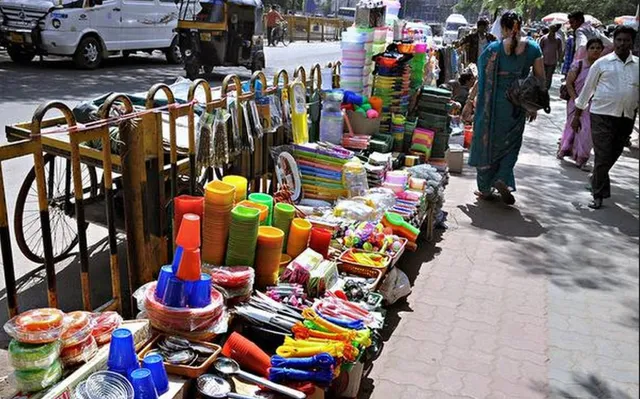 ବୁଲା ବିକାଳୀଙ୍କ କବ୍‌ଜାରେ ଫୁଟ୍‌ପାଥ୍‌ : ରାସ୍ତାକଡ଼ ମାଡ଼ି ବସିଲେଣି ଉଠାଦୋକାନୀ