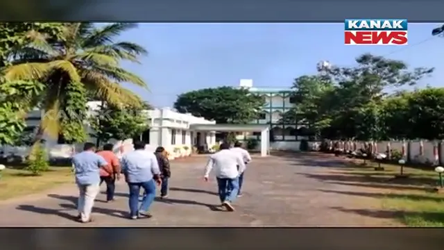 ଟାଟା ମୋଟର୍ସରେ ଆକାଶ ପାଠକଙ୍କ ନିଯୁକ୍ତି ଠକେଇ ନେଇ ବ୍ରହ୍ମପୁରରେ କ୍ରାଇମବ୍ରାଞ୍ଚର ଛାନଭିନ୍ । ୯ ଜଣିଆ ଟିମ କରୁଛି ତଦନ୍ତ । ସେପଟେ ଟାଟା ମୋଟର୍ସ ରଖିଲା ପ୍ରତିକ୍ରିୟା