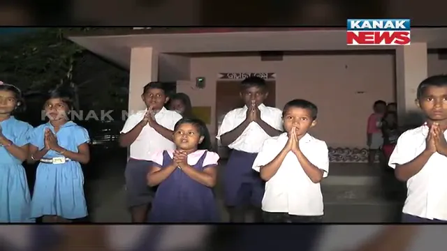 ବିଦ୍ୟାଳୟ ବନ୍ଦ ନିଷ୍ପତିକୁ ବିରୋଧ । କଟକ ନିଆଳିରେ ଅଭିନବ ଢଙ୍ଗରେ ଅଭିଭାବକ ଓ ଛାତ୍ରଛାତ୍ରୀଙ୍କ ନିବେଦନ । କହିଲେ, ସରକାର ତୁମକୁ କୋଟି ପ୍ରଣାମ, ଫେରାଇ ଦିଅ ଆମ ବିଦ୍ୟାଳୟ