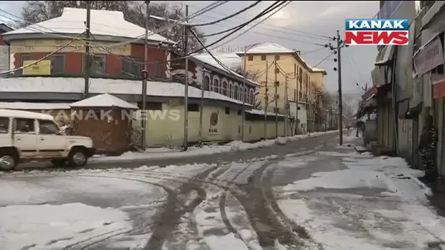 ଶ୍ରୀନଗରରେ ପ୍ରବଳ ହିମପାତ । ବରଫ ଚାଦରରେ ଘୋଡେଇ ହୋଇ ରହିଛି ସହର । ରାସ୍ତା ଉପରେ ଜମିଗଲାଣି ଦେଢଫୁଟର ଆସ୍ତରଣ । ହିମପାତର ମଜା ନେଉଛନ୍ତି ପର୍ଯ୍ୟଟକ ।