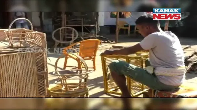 ହାତରେ ଅଛି କଳା, ହେଲେ କାମ କରିବାକୁ ନାହିଁ ସମ୍ବଳ । କରୋନା ଉଜାଡି ଦେବା ବେପାର, ସଂକଟରେ ଗଜପତିର ବେତ କାରିଗର ।