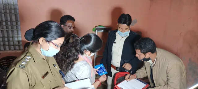 କଟକ ପରେ ଏବେ ସମ୍ବଲପୁରରେ ବି ନକଲି । ଅସଲି ବ୍ରାଣ୍ଡ ନାଁରେ ଚାଲୁଥିଲା ନକଲି ସର୍ଫ କାରଖାନା, ଚଢ଼ାଉବେଳେ ଜବତ ହେଲା ୨୫ ହଜାର ନକଲି ସର୍ଫ ପ୍ୟାକେଟ୍ ।