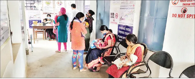 ଚୁଲିକୁ ଗଲାଣି ରୋଗୀ ସେବା : ଡାକ୍ତରଙ୍କ ଦେଖା ନାହିଁ, ଫାର୍ମାସିଷ୍ଟ ଦେଖୁଛନ୍ତି ରୋଗୀ; ରାଜଧାନୀରେ ଏଭଳି ଚାଲିଛି ରୋଗୀ ସେବା