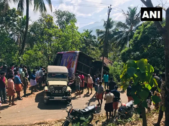 ମାଡିଆସିଲା ମୃତ୍ୟୁ... ଘର ଉପରେ ମାଡିଗଲା ବରଯାତ୍ରୀ ବସ । ଘଟଣାସ୍ଥଳରେ ୫ ମୃତ, ଅନେକ ଗୁରୁତର ।