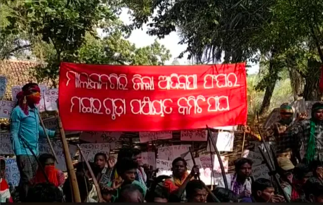 ପାରମ୍ପରିକ ଅସ୍ତ୍ରଶସ୍ତ୍ର ଧରି ଏକାଠି ହେଲେ ହଜାର ହଜାର ଆଦିବାସୀ: ମାଲକାନଗିରି ମାଥିଲି ସୀମାରେ ପ୍ରଜାମେଳି