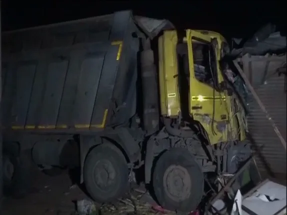 ଫୁଟପାଥରେ ଶୋଇଥିବା ବେଳେ ଶ୍ରମିକଙ୍କ ଉପରେ ଚଢିଗଲା ଡମ୍ପର । ଅକାଳରେ ଚାଲିଗଲା ୧୫ ଜୀବନ, ୩ ଜଣ ଗୁରୁତର । ଶୋକପ୍ରକାଶ କଲେ ପ୍ରଧାନମନ୍ତ୍ରୀ ମୋଦି ।