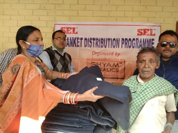 ଅଭାବି ଲୋକଙ୍କୁ ସହାୟତାର ହାତ ବଢାଇଲା ଶ୍ୟାମ ମେଟାଲିକ୍ସ । ୨୦୦ ଲୋକଙ୍କୁ ବାଣ୍ଟିଲା କମ୍ବଳ 