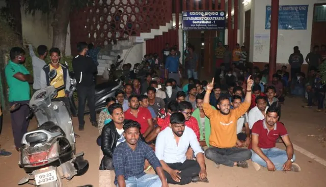 ବାଣୀବିହାରରେ ଉତ୍ତେଜନା । କ୍ୟାମ୍ପସ୍ ଖୋଲୁ ଖୋଲୁ ଦୁଇ ଗୋଷ୍ଠୀ ମୁହାଁମୁହିଁ ।