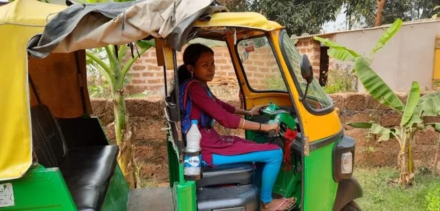 ଅଧାବାଟରେ ଛାଡି ଚାଲିଗଲେ ସ୍ୱାମୀ... ତଥାପି ଭାଙ୍ଗିପଡିନାହାନ୍ତି ଜ୍ୟୋତିର୍ମୟୀ । ପିଲାଙ୍କ ମୁହଁରେ ଆହାର ଦେବା ପାଇଁ ଚଲାଉଛନ୍ତି ଅଟୋ