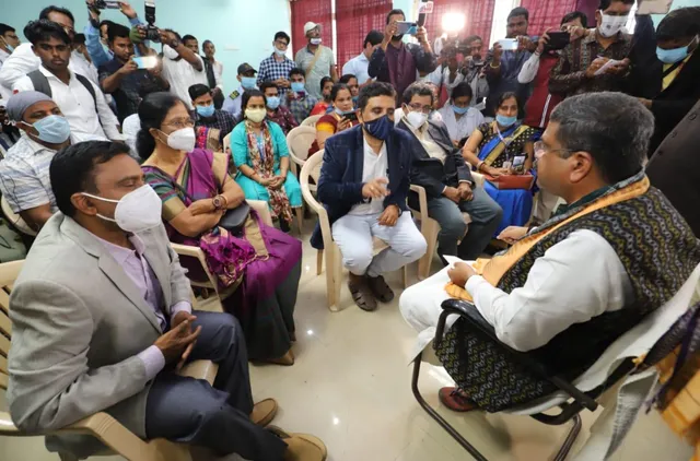 କେନ୍ଦ୍ରାପଡାରେ କରୋନା ଯୋଦ୍ଧାଙ୍କୁ ସମ୍ବର୍ଦ୍ଧିତ କଲେ କେନ୍ଦ୍ରମନ୍ତ୍ରୀ । ଟିକା ନେଇଥିବା କରୋନା ଯୋଦ୍ଧାଙ୍କ ସ୍ୱାସ୍ଥ୍ୟବସ୍ଥା ବୁଝିଲେ  