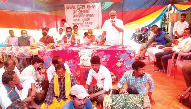 ଆମ ପରିବେଶ ଆମେ ସଫା ରଖିବୁ । ନିଜେ ଜଙ୍ଗଲ ସୃଷ୍ଟି କଲେ ପୁରୁଣାଢ଼ିହ ଗ୍ରାମବାସୀ । ୨୮ ବର୍ଷ ଉଦ୍ୟମ ପରେ ୭ଶହ ଏକର ଏବେ ସବୁଜିମା