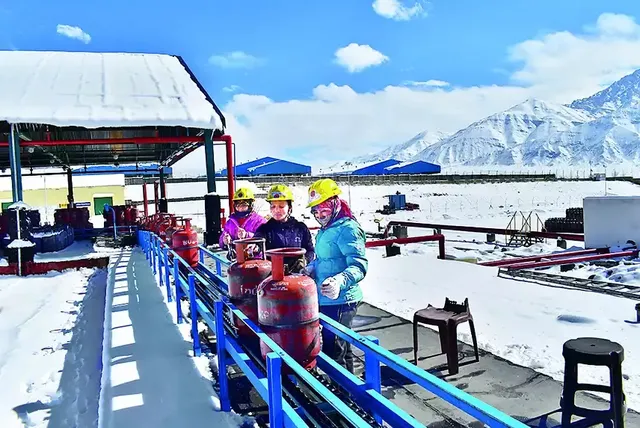 ସେନା ନିର୍ଭର କରୁଥିବା ଏଲପିଜି କାରଖାନା ଚଲାଉଛନ୍ତି ମହିଳା କର୍ମୀ । ହାଡଭଙ୍ଗା ଥଣ୍ଡରେ ସେନାକୁ ଠିକ୍ ସମୟରେ ଯୋଗାଉଛନ୍ତି ରୋଷେଇ ଗ୍ୟାସ