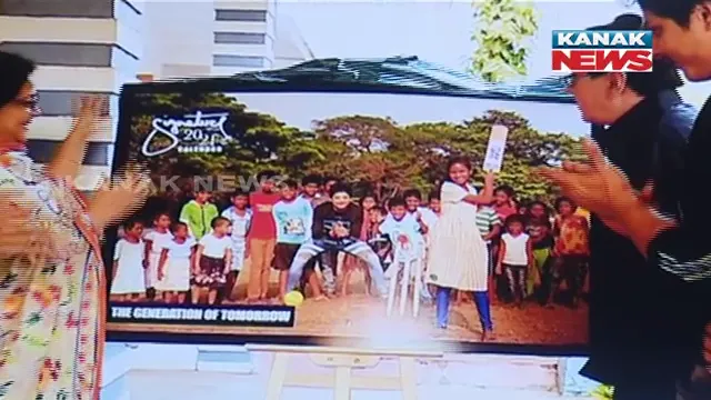 ବାବୁସାନଙ୍କ କ୍ୟାଲେଣ୍ଡର ଉନ୍ମୋଚିତ । କ୍ୟାଲେଣ୍ଡରର ପ୍ରତିଟି ପୃଷ୍ଠାରେ ସ୍ଥାନ ପାଇଛି ପିଲାଙ୍କ ସହ ଫୁଟବଲ, କ୍ରିକେଟ୍, କ୍ୟାରମ ଖେଳୁଥିବା ଫଟୋ