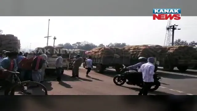 ରାସ୍ତା ଉପରେ ଧାନ ବୋଝେଇ ଗାଡି । ଧାନ କିଣାରେ ଅବ୍ୟବସ୍ଥା ନେଇ ସମ୍ବଲପୁର–ଝାରସୁଗୁଡା ରାସ୍ତା ରେଙ୍ଗାଲିରେ ରାସ୍ତା ଅବରୋଧ କଲେ ଚାଷୀ । 