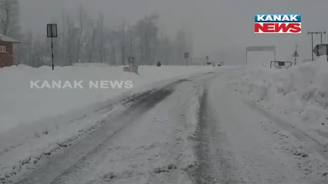 ଘାଟିରୁ ଆସିଲା ବରଫପାତର ରୋମାଂଚକର ଚିତ୍ର । ଧଳା ଚାଦରରେ ଘୋଡେଇ ହୋଇଛି ଶ୍ରୀନଗର, ୪ ଦିନ ଧରି ବରଫ ବର୍ଷାରେ ଜାମ୍ମୁ-ଲେହ ରାଜମାର୍ଗରେ ଗମନାଗମନ ଠପ୍ ।