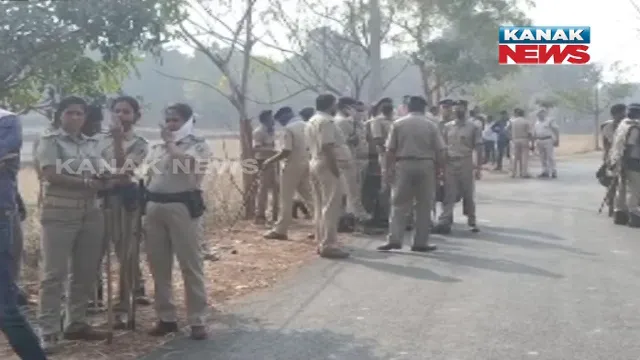 ପୋଲିସ ଉପରକୁ ବୋମାମାଡ଼ । ଜଣେ ପୋଲିସ କର୍ମଚାରୀ ଆହତ । ଆଠଗଡ଼ରେ ସିମେଣ୍ଟ କମ୍ପାନୀକୁ ବିଦ୍ୟୁତ ସଂଯୋଗ ବେଳେ ଉତ୍ତେଜନା । 