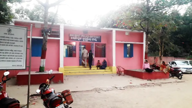 ନିୟମ ମାନିଲେନି ବୋଲି...ଚେକିଂ ନାଁରେ କନେଷ୍ଟବଳଙ୍କ ଦାଦାଗିରି: ବିଚ୍ ରାସ୍ତାରେ ଯୁବକଙ୍କୁ ଅସଭ୍ୟ ଭାଷାରେ ଗାଳି କରିବା ସହ ମାଡ ମାରି ଫଟାଇଦେଲେ ମୁହଁ