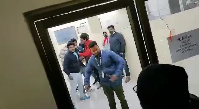 ବାରିପଦା ପିଆରଏମ ମେଡିକାଲ କଲେଜରେ ପୁଣି ଉତ୍ତେଜନା । ଅଣଛାତ୍ରଙ୍କ ପ୍ରବେଶକୁ ନେଇ ଛାତ୍ରଛାତ୍ରୀଙ୍କ ଅସନ୍ତୋଷ