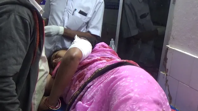 ଶିକ୍ଷୟିତ୍ରୀଙ୍କୁ ଛୁରା ମାଡ ପରେ ନିଜ ତଣ୍ଟି କାଟିଲା ଯୁବକ: କାରଣ ଅସ୍ପଷ୍ଟ, ନୟାଗଡ ଶରଣକୁଳ ଥାନା ଅଞ୍ଚଳରେ ଚାଞ୍ଚଲ୍ୟ; ଗୁରୁତର ଅବସ୍ଥାରେ ଦୁହେଁ ମେଡିକାଲରେ ଭର୍ତ୍ତି