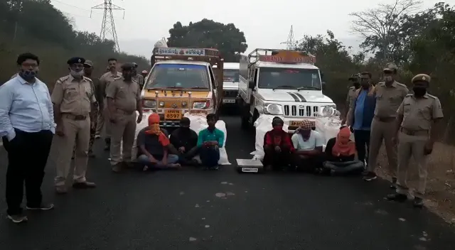 କମ୍ବଳ ଭିତରେ ଗଂଜେଇ କାରବାର ! ଚୋରାଚାଲଣ ବେଳେ ଗଜପତିରୁ ୪୮ କେଜି ୭୦୦ଗ୍ରାମର ଗଂଜେଇ ଜବତ କଲା ପୋଲିସ