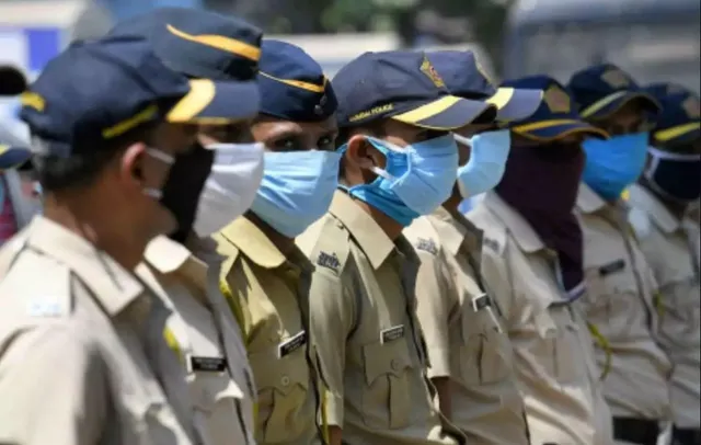 ସୋସିଆଲ୍ ମିଡିଆ ବଞ୍ଚାଇଲା ଜୀବନ । ଟୁଇଟରକୁ ଟ୍ରାକ୍ କରି ଦୁଇଜଣଙ୍କୁ ଆତ୍ମହତ୍ୟା କରିବାରୁ ବଞ୍ଚାଇଲା ମୁମ୍ବାଇ ପୋଲିସ ।