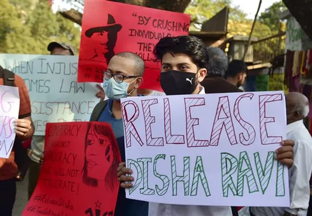 ଟୁଲ୍ କିଟ୍ ମାମଲାରେ ଗିରଫ ଦିଶା ରବିଙ୍କ ସମର୍ଥନରେ ଦିଲ୍ଳୀରୁ ବେଙ୍ଗାଲୁର ସବୁଠି ପ୍ରତିବାଦ । ସେପଟେ ଦିଲ୍ଲୀ ପୋଲିସକୁ ନୋଟିସ ନେଲା ଡିସିଡବ୍ଲୁ ।