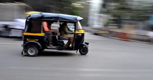 ଅଟୋରେ ଯାଉଥିବା ବେଳେ ଖସିପଡିଲା ବ୍ୟାଗ୍ । ଚଳନ୍ତା ଅଟୋରୁ ଡେଇଁ ମହିଳା ଗୁରୁତର ।