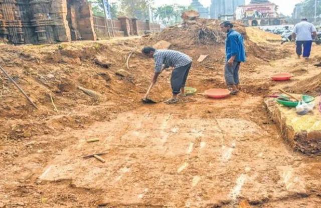 ଶୁକଶାରୀ ମନ୍ଦିର ଅନୁଧ୍ୟାନ କଲେ ଏସଆଇ ଯୁଗ୍ମ ନିର୍ଦ୍ଦେଶକ । କହିଲେ, ଖନନ ଠିକଠାକ ଚାଲିଛି, ଖନନ ବେଳେ କିଛି ଭାଙ୍ଗିଛି କି ନାହିଁ ତାହା ଦେଖାଯିବ ।