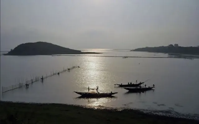 ବାଟବଣା କଲା କୁହୁଡ଼ି ! କାଳିଜାଈ ଦର୍ଶନ କରିବାକୁ ଯାଇ ଚିଲିକାରେ ଫସିଲେ ୨୫ ଜଣ ପର୍ଯ୍ୟଟକ