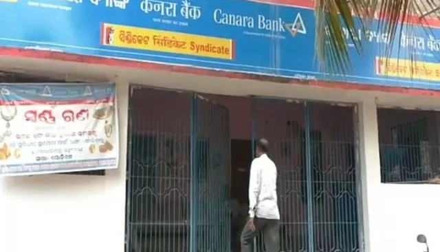 ବନ୍ଧୁକ ମୁନରେ ଲୁଟ୍ : କଟକ ଗୋଡ଼ିବନ୍ଧ କାନାରା ବ୍ୟାଙ୍କରେ ପଶି ଦେଢ଼ ଲକ୍ଷ ଟଙ୍କା ଲୁଟି ନେଲେ ୩ ଦୁର୍ବୃତ୍ତ