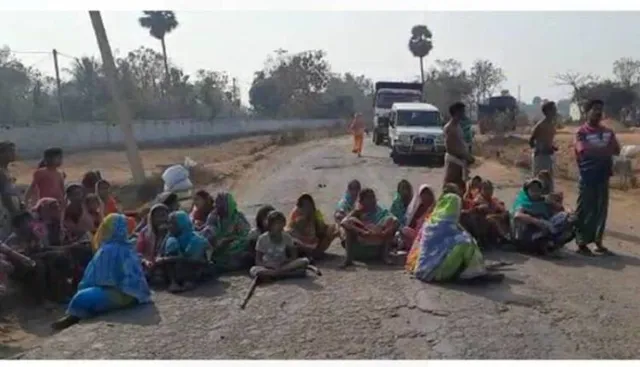 ନଳକୂପକୁ ନେଇ ତାତିଲେ ଲୋକେ । ଗାଁରେ ନଳକୂପ ବସାଇବା ଲାଗି ଜାତୀୟ ରାଜପଥ ଅବରୋଧ କଲେ ଗ୍ରାମବାସୀ ।