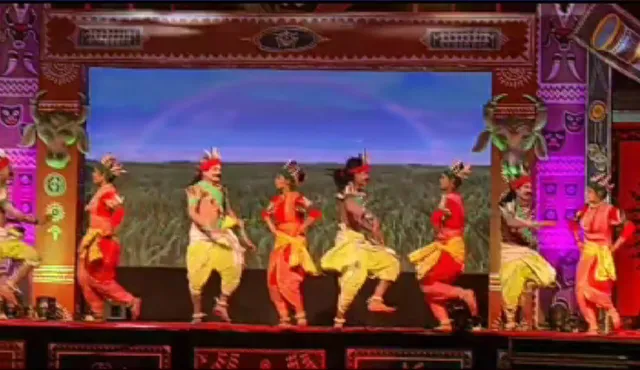 କଳାହାଣ୍ଡି ଜିଲ୍ଲାରେ ପ୍ରଥମ ଥର ପାଇଁ ଅନୁଷ୍ଠିତ ହୋଇଛି ଜାତୀୟ ଆଦିବାସୀ ଲୋକନୃତ୍ୟ ଓ ଲୋକ ସଙ୍ଗୀତ ମହୋତ୍ସବ । ଆଦିବାସୀ ସଂସ୍କୃତିର ଝଲକ ଦେଖିବେ ଲୋକେ ।