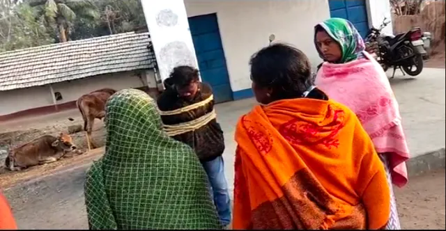 କେନ୍ଦୁଝରରେ କଙ୍ଗାରୁ କୋର୍ଟ-ନାବାଳିକାକୁ ଅପହରଣ ପରେ, ଦୁଷ୍କର୍ମ ଅଭିଯୋଗରେ ଯୁବକକୁ ଖୁଣ୍ଟରେ ବାନ୍ଧି ପିଟିଲେ ଗ୍ରାମବାସୀ ।