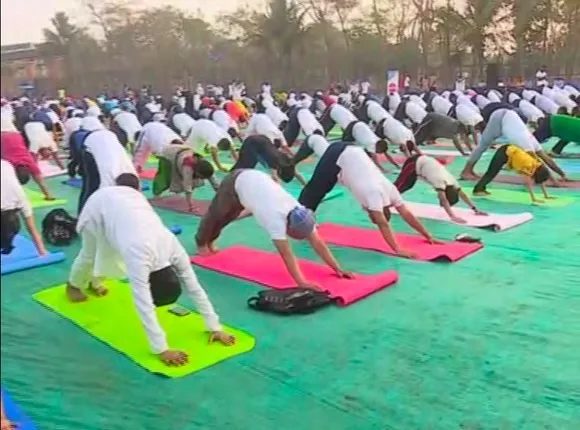 କଳିଙ୍ଗ ଷ୍ଟାଡିଅମରେ ଆୟୋଜିତ ହୋଇଛି ଯୋଗ ଶିବିର... ବିଶିଷ୍ଟ ପ୍ରଶିକ୍ଷକଙ୍କ ଦ୍ୱାରା ଦିଆଯାଉଛି ପ୍ରଶିକ୍ଷଣ, ବିଭିନ୍ନ ବର୍ଗଲୋକ ହେଲେ ସାମିଲ 