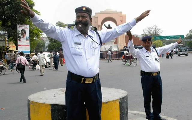 ଖାକି ପୋଷାକ ବଦଳରେ କୋଲକାତା ପୋଲିସ କାହିଁକି ପିନ୍ଧେ ଧଳା ରଙ୍ଗର ୟୁନିଫର୍ମ । ଆପଣ ଜାଣିଛନ୍ତି କି?