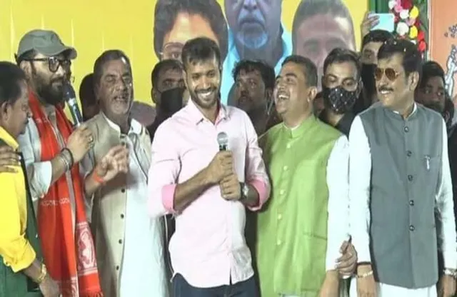 ମନୋଜ ତିୱାରୀଙ୍କ ପରେ ରାଜନୀତିରେ ଯୋଗଦେଲେ ପୂର୍ବତନ କ୍ରିକେଟର ଅଶୋକ ଡିଣ୍ଡା । ବାବୁଲ ସୁପ୍ରିଓଙ୍କ ଉପସ୍ଥିତିରେ ଧରିଲେ ପଦ୍ମ । ‘ସୁନାର ବାଙ୍ଗଲା’ ପାଇଁ ନେଲେ ଶପଥ