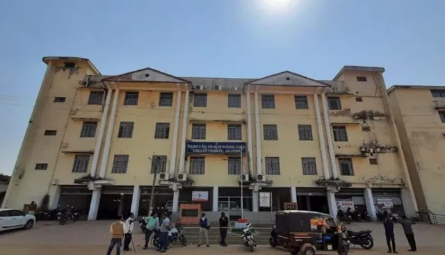 ଜିଲ୍ଲାପାଳଙ୍କ କାର୍ଯ୍ୟାଳୟରେ ଶୋଇପଡିଛି ସିସିଟିଭି । ଜିନିଷ ଚୋରି ହେଲେ ରାତ୍ର ଜଗୁଆଳ ମୁଣ୍ଡରେ ଅଠା ।